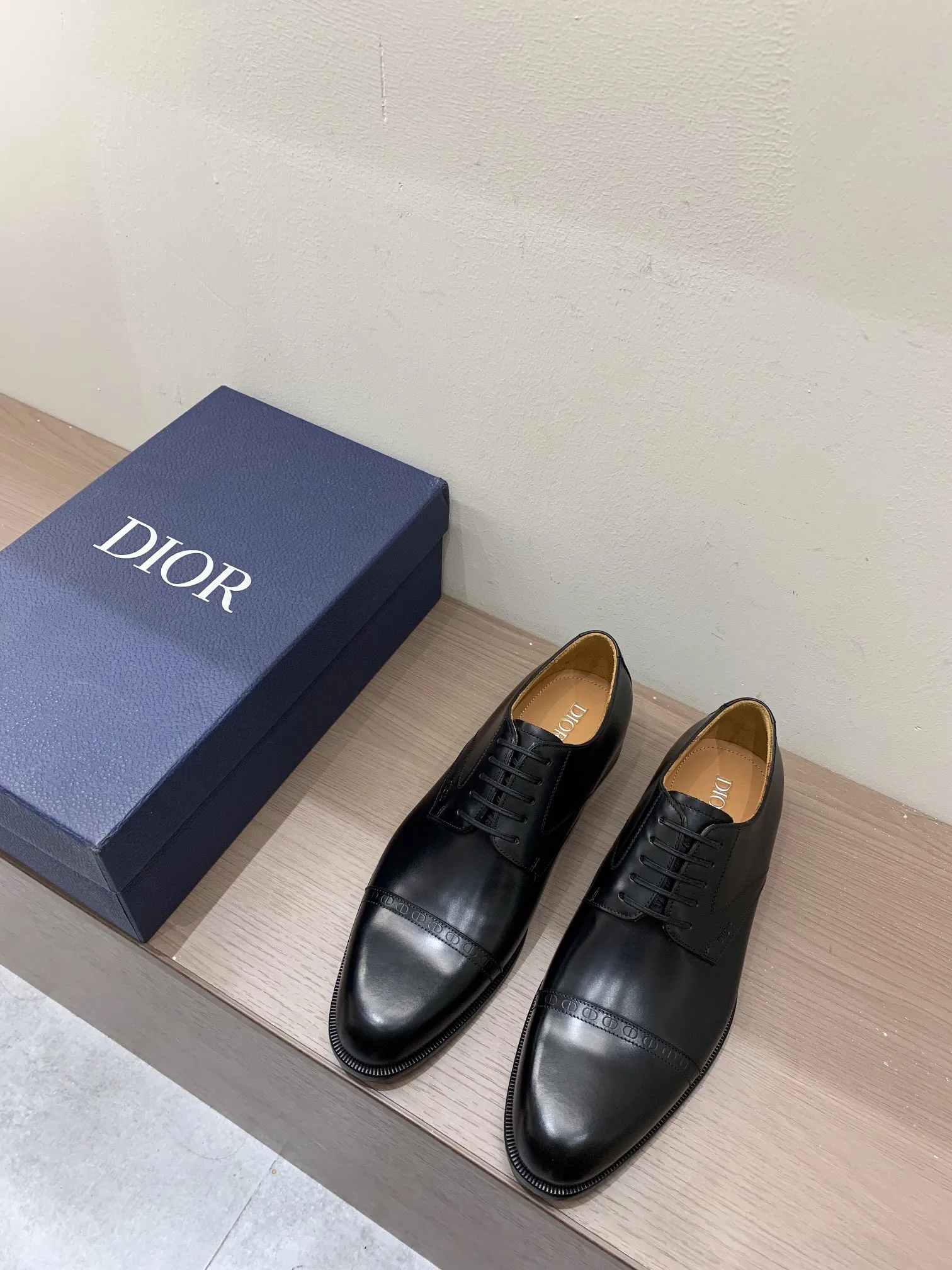 [Dior] Top P: 960💰 Standard code 39-44 (38.45.46 custom-made, non-returnable and non-exchangeable) Dior Dior's latest high-end men's boutique casual leather shoes, imported cowhide upper, water-dyed cowhide lining, imported leather outsole, perfect details are impeccable.